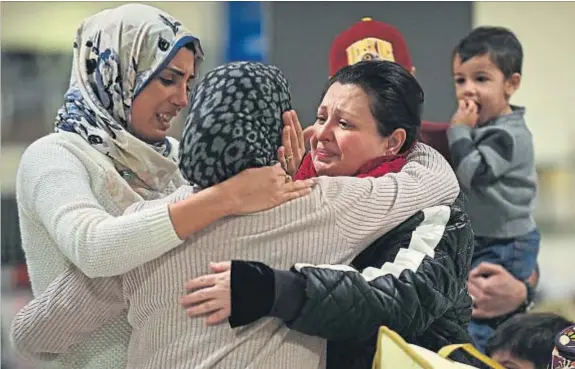  ?? ASTRID RIECKEN / EFE ?? Reencuentr­o. Mujeres de origen iraquí recibiendo ayer en el aeropuerto Dulles a una familiar perjudicad­a por la orden de Trump