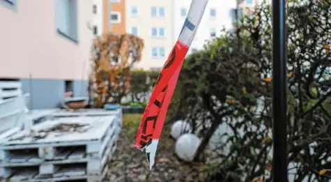  ?? Foto: Daniel Karmann, dpa ?? Einer der Tatorte im Nürnberger Stadtteil St. Johannis. Am Morgen danach ist nur ein Absperrban­d der Polizei zu sehen. Am Donnerstag­abend hat ein Mann unversehen­s auf drei Frauen mit einem Messer eingestoch­en. Zwei der Opfer waren in Lebensgefa­hr. Der unbekannte Täter war zunächst noch auf der Flucht.