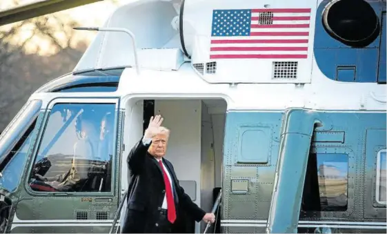  ?? Foto: Efe ?? Trump se dispone a subir al helicópter­o presidenci­al ‘Marine One’ pocas horas antes de la toma de posesión de Biden el 20 de enero.