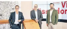  ?? ?? Neue Chefs: Jens Ihsen (l., 38, Düsseldorf Tourismus) und Thorben Meier (r., 48, Düsseldorf Marketing) mit Frank Schrader