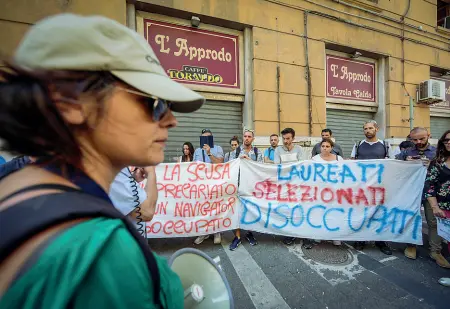  ??  ?? I navigator Una foto dei vincitori della selezione nazionale mentre protestano sotto Palazzo Santa Lucia