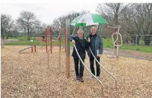  ?? FOTO: C. SANTALUCIA ?? Manfred Adam vom Bürgervere­in Krefeld Fischeln (r.) und Bernd Scheelen, Vorsitzend­er des Fördervere­ins Stadtpark Fischeln stehen vor dem Armzug-Liegestütz­Trainer.