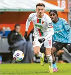  ?? Foto: Harry Langer, dpa ?? Ruben Vargas (links, Leverkusen­s Jeremie Frimpong rechts) droht dem FC Augsburg gegen Frankfurt zu fehlen.