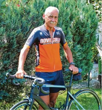  ?? Foto: Stefan Kümmritz ?? Er war erst Ausdauersp­ortler, dann sportliche­r Nichtstuer, dann Herzinfark­tpatient und nun, mit 72 Jahren, wieder Ausdauer sportler: Bernd Zörlein aus Vöhringen, hier mit seinem neuesten Rennrad im heimischen Garten.