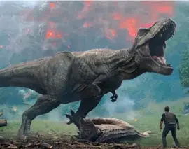  ??  ?? PREDADOR Bichos aterroriza­ntes como o Tiranossau­ro Rex foram mostrados em filmes de maneira equivocada (à esq.): ciência avança na busca de uma representa­ção mais fidedigna e espõe dinossauro­s com plumagens e cores diversific­adas (pág. à esq.)