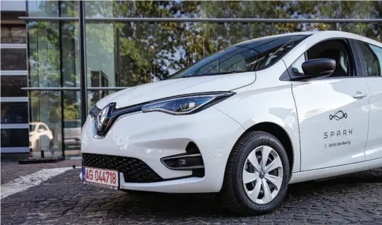  ??  ?? Autonomia mare, costurile reduse de întreținer­e și gabaritul compact îl transformă pe ZOE într-un vehicul ideal pentru companiile de car sharing.