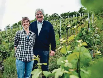  ?? ?? Michèle Mannes et son père Max au milieu des vignes dans leur domaine Häremillen à Ehnen.