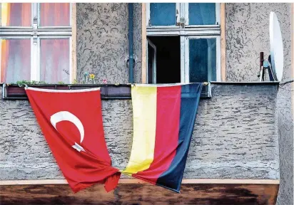  ?? FOTO: BOERGER/PICTURE ALLIANCE/DPA ?? Es hängt: Wie stabil ist die jüngste Entspannun­g zwischen der Türkei und Deutschlan­d?