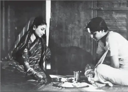  ?? ALAMY STOCK PHOTO ?? Staunchly Bengali: A still from Satyajit Ray’s Apur Sansar (1959): Soumitra Chatterjee and Sharmila Tagore