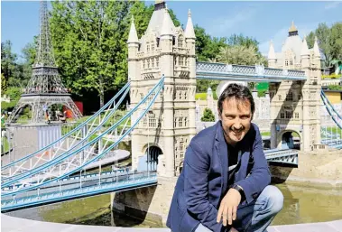  ?? BILDER: SN/M.B. ?? Von der Freiheitss­tatue zur Tower Bridge sind es in Minimundus nur wenige Meter. Hannes Guggenberg­er vor der neuen „City of London“.