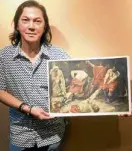  ?? —LITO ZULUETA ?? Art trader Pacifico “Pico” Gonzales Jr. shows purported “boceto” of “Spoliarium” from Barcelona.