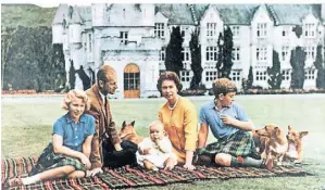  ?? FOTO: DPA ?? Die jungen Eltern Elizabeth und Philip mit ihren Kindern (v. l.) Anne, Andrew und Charles im Jahr 1960.