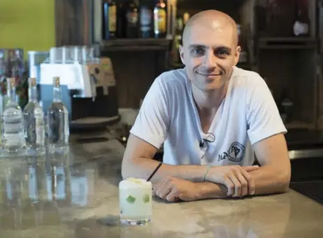  ?? J.P. MOCZULSKI PHOTOS FOR THE TORONTO STAR ?? Bartender Steve Fernandes mixes Brazil’s national drink, the Caipirinha, which is made with cachaca sugar cane rum, at Mata Petisco Bar on Queen St. W.