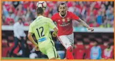  ??  ?? Kostas Mitrogou (derecha), delantero del Benfica, se enfrenta a Edgar Costa, defensa del Marítimo, ayer