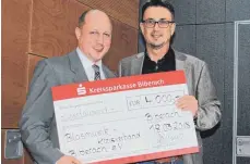  ?? FOTO: GERHARD RUNDEL ?? Kreisvorsi­tzender Michael Ziesel (links) und Steffen Mayer, Regionaldi­rektor der Kreisspark­asse Biberach, bei der Schecküber­gabe.