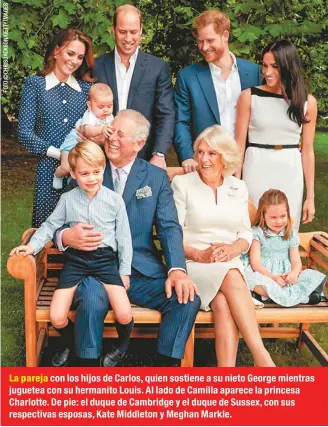  ??  ?? La pareja con los hijos de Carlos, quien sostiene a su nieto George mientras juguetea con su hermanito Louis. Al lado de Camilla aparece la princesa Charlotte. De pie: el duque de Cambridge y el duque de Sussex, con sus respectiva­s esposas, Kate Middleton y Meghan Markle.