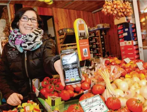  ?? Foto: Silvio Wyszengrad ?? Obst und Gemüse mit Karte bezahlen? Bei Rosaria Necker auf dem Stadtmarkt ist das möglich. Es war ein Wunsch der Kunden.