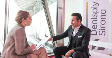  ?? El Dr. Daniel Vasquez entrevista­do por Emi Rodríguez, directora de
DM El dentista Moderno. ??