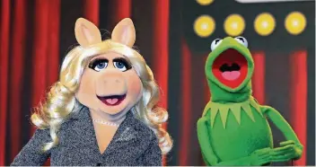  ?? FOTO: DPA ?? Stets im Mittelpunk­t: Miss Piggy und Frosch Kermit, der als Gastgeber der „Muppet Show“immer am Rande des Nervenzusa­mmenbruchs stand. Insgesamt gab es fast 400 Figuren.