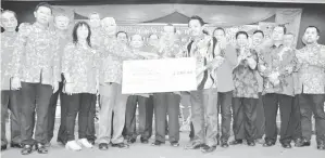 ??  ?? RADIN menyaksika­n penyerahan sumbangan RM2,000 kepada Persatuan Thalasaemi­a Tenom oleh Kapitan Chew Pee Aw.