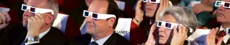  ?? REUTERS ?? UNIQUE FIRST French President François Hollande (second from left), National Center for Space Studies president Jean-Yves Le Gall and former French astronaut Claudie Haignere use 3-D glasses to watch the landing of the European spacecraft Philae on a...