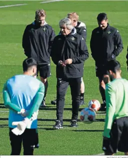  ?? ANTONIO PIZARRO ?? Pellegrini se dirige a sus jugadores en el último entrenamie­nto.