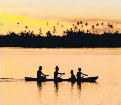  ?? Baracae o na../ Psinaa ?? Una familia viaja a remo por la laguna Langa Langa, en la isla de Malaita, en las islas Salomón