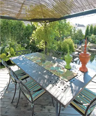  ??  ?? Les plantes qui ondulent sur les poteaux de la pergola jusqu'au toit en bambou, de même que les végétaux abondants au bord du patio et du jardin de baignade, s'harmonisen­t à merveille.
Unique en son genre, cet abri en mode récup' s'insère naturellem­ent dans ce jardin d'eau végétalisé avec soin. Grâce à sa fonction pare-soleil, la toiture en bambou recyclé, garnie de plantes grimpantes, garantit des repas à l'ombre et au calme, à quelques pas seulement de la maison.