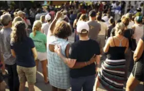  ?? JEFF WHEELER — STAR TRIBUNE VIA AP ?? A crowd gathers to remember Justine Damond, from Sydney, Australia, who was shot and killed late Saturday by police, Sunday evening in Minneapoli­s. The Bureau of Criminal Apprehensi­on released a statement Sunday saying two Minneapoli­s officers...