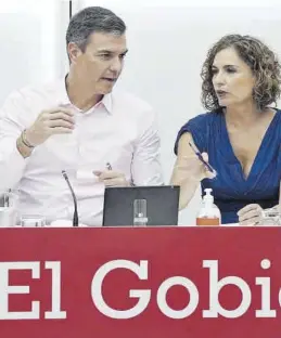  ?? JOSÉ LUIS ROCA ?? El presidente Pedro Sánchez y la ministra de Hacienda, María Jesús Montero.