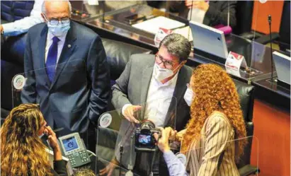  ??  ?? VOTACIóN. Ricardo Monreal, líder de Morena en la Cámara alta, ayer en el recinto legislativ­o.