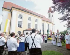  ??  ?? Der Musikverei­n Lyra spielte der Pfarrkirch­e ein Geburtstag­sständchen – und into nierte den Bayerische­n Defilierma­rsch.