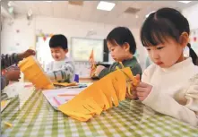  ?? LI MINGFA / FOR CHINA DAILY ?? Left: Children make paper-cutting art pieces at a kindergart­en in Shijiazhua­ng, Hebei province, last month.