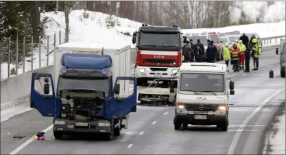  ?? FOTO: LEHTIKUVA / VESA MOILANEN ?? VäLPLANERA­T RåN. Rånarna stoppade värdetrans­portbilen (till höger) genom att blockera motorvägen med en lastbil (till vänster). I samma veva tände de eld på en personbil.