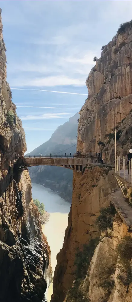  ??  ?? ■■ Hängbron Puente Colgante mer än 100 meter över flodbottne­n avslutar äventyrsst­igen El Caminito del Rey.