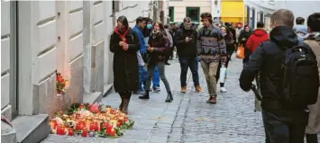  ?? Fotos: Helmut Fohringer/APA, dpa; Skata, Imago Images ?? Das Leben geht weiter in Wien. Aber der Terror hat Spuren hinterlass­en: Eindrücke von der Synagoge (oben) und dem Ausgeh‰ viertel, dem „Bermudadre­ieck“.