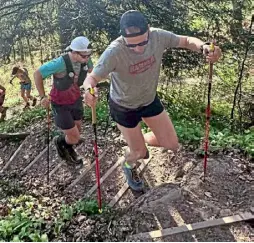  ?? Fotos: Andrea Pestoni ?? Über Treppenstu­fen auf dem Trail haben die Teilnehmer Höhenmeter überwunden. 19:31 Stunden war Carsten Drilling unterwegs, bis die 8849 Höhenmeter geschafft waren.