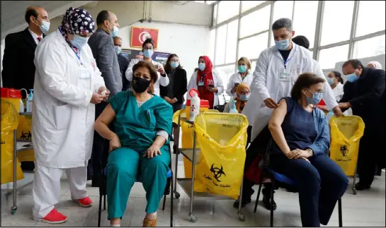  ??  ?? تونسيون يتلقون اللقاح في أحد مراكز العاصمة