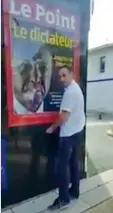  ??  ?? A Pontet Gli attivisti turchi fanno rimuovere la copertina di Le Point, poi attaccano un manifesto pro Erdogan sull’edicola