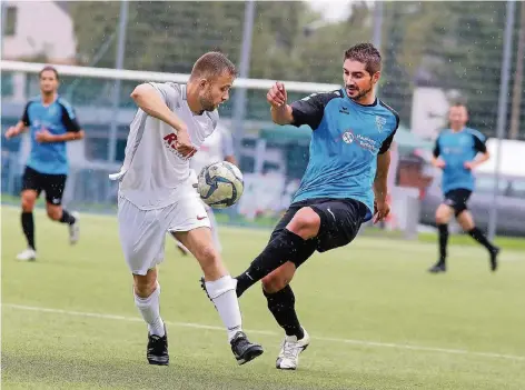  ?? RP-FOTO: STEPHAN KÖHLEN ?? Hakan Simsek (rechts), hier im Zweikampf gegen den Unterbache­r Daniel Keip, erzielte die Süder Führung.