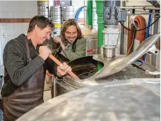  ??  ?? Im „Craft Bräu“von Martin Hug (links) und Claus Bakenecker in Dießen ist alles eine Dimension kleiner – aber Bierbrauen eine genauso große Leidenscha­ft.