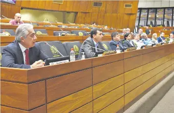  ??  ?? El director Técnico de Itaipú Binacional, Ing. José Sánchez Tillería (i), respondió preguntas, en el marco de la reunión de las comisiones de Entes Binacional­es y de Minas y Energía, de Diputados.
