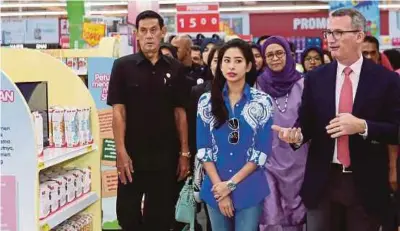  ?? [ FOTO ZULKARNAIN AHMAD TAJUDDIN/BH ] ?? Tunku Tun Aminah (dua dari kanan) bersama Deplanck meninjau wajah baharu Giant Plentong selepas majlis perasmiann­ya di Johor Bahru, semalam.