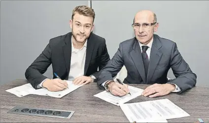  ?? FOTO: FCB ?? Gonzalo Pérez de Vargas, uno de los mejores porteros del balonmano mundial actual, en la firma de la renovación con Joan Bladé