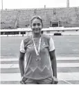  ??  ?? Valentina Barrios con su medalla de oro en Lima.
