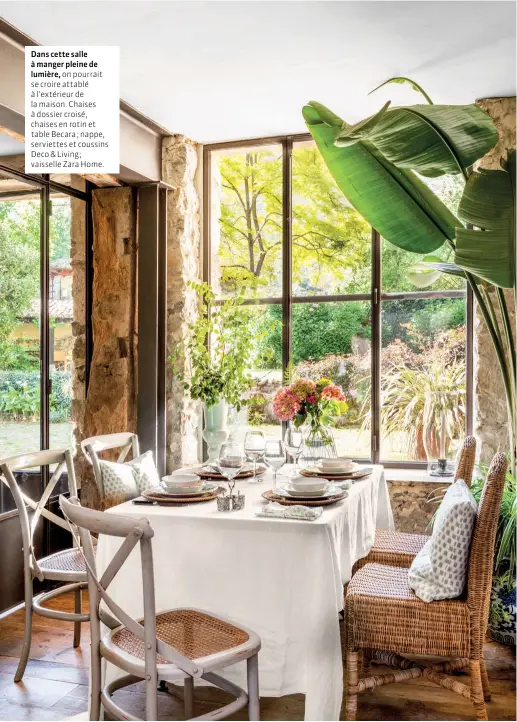  ??  ?? Dans cette salle à manger pleine de lumière, on pourrait se croire attablé à l'extérieur de la maison. Chaises à dossier croisé, chaises en rotin et table Becara; nappe, serviettes et coussins Deco & Living; vaisselle Zara Home.