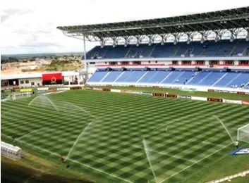  ?? | EDIÇÕES NOVEMBRO ?? Um pormenor do Estádio de Tundavala na cidade do Lubango com a relva já reabilitad­a