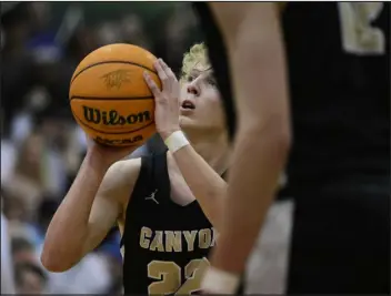  ?? PHOTOS BY ANDY CROSS — THE DENVER POST ?? Gavin Hershberge­r of the Rock Canyon Cougars shoots a free throw during a game against Mountain Vista in February.