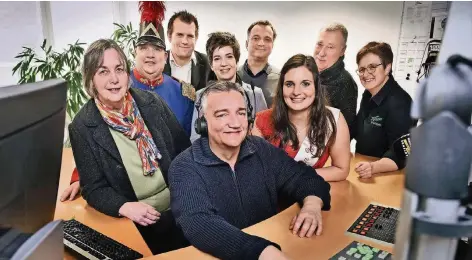  ?? RP-FOTO: WFG ?? Treffen bei Antenne mit Redakteur Oliver Drucks (Mitte vorne): Marlis Verhülsdon­k, Heinz-Josef Heyer, Daniel van Bonn, Nathalie Tekath-Kochs, Stephan Kisters, Spargelpri­nzessin Marina Engelbergs, Michael Pongs sowie Barbara Koppers-Janßen von der...