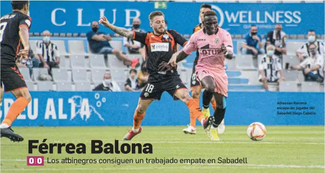  ?? ÓSCAR YUSTE ?? Alhassan Koroma escapa del jugador del Sabadell Diego Caballo.